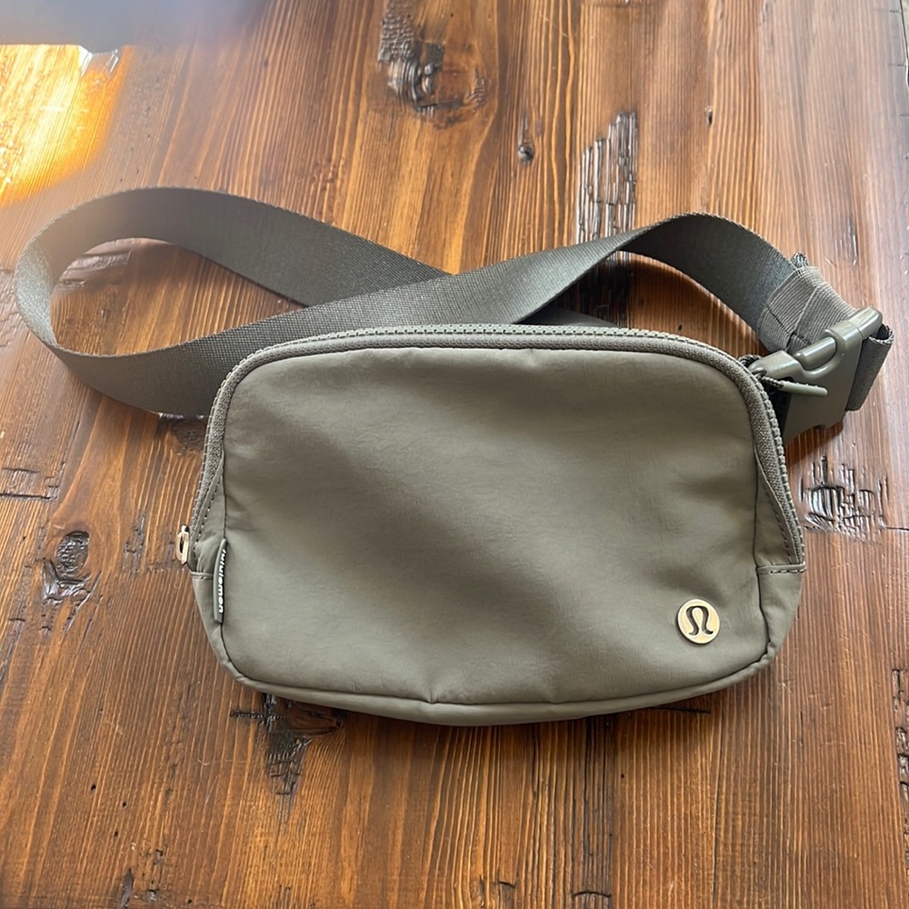 Lululemon Everywhere Belt Bag Grey Sage